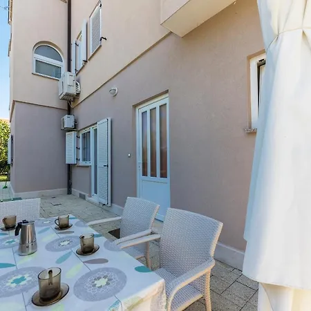 Pino Apartment Pula